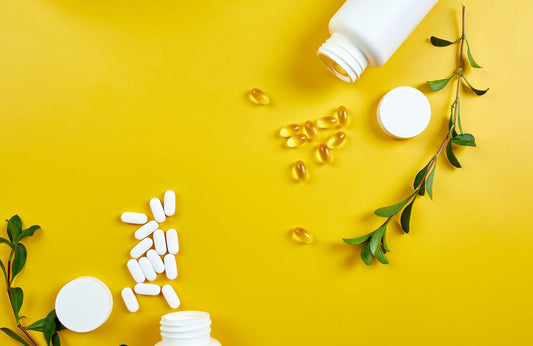 Tabletki i pastylki suplementów na żółtym tle Blog Zdrowe Dębniki