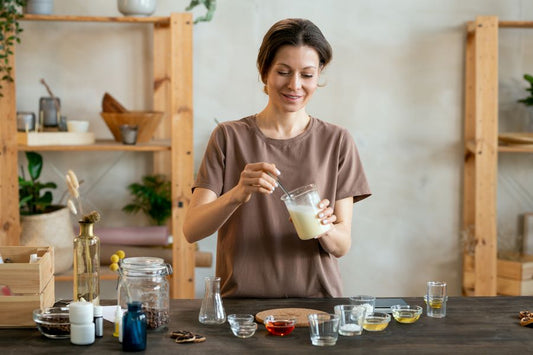kobieta przygotowująca domowy detergent czystości w otoczeniu naturalnych składników Blog Zdrowe Dębniki