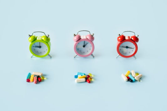  trzy kolorowe zegarki przed każdym leży garść suplementów Blog Zdrowe Dębniki