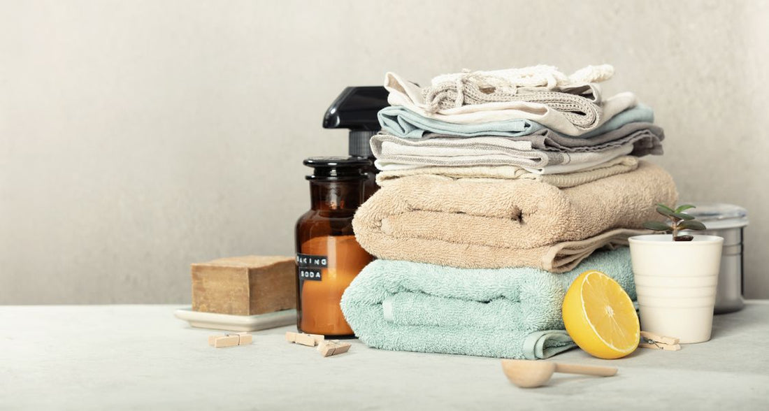 cytryna, soda oczyszczona, naturalna gąbka i ręczniki ułożone na stoliku Blog Zdrowe Dębniki