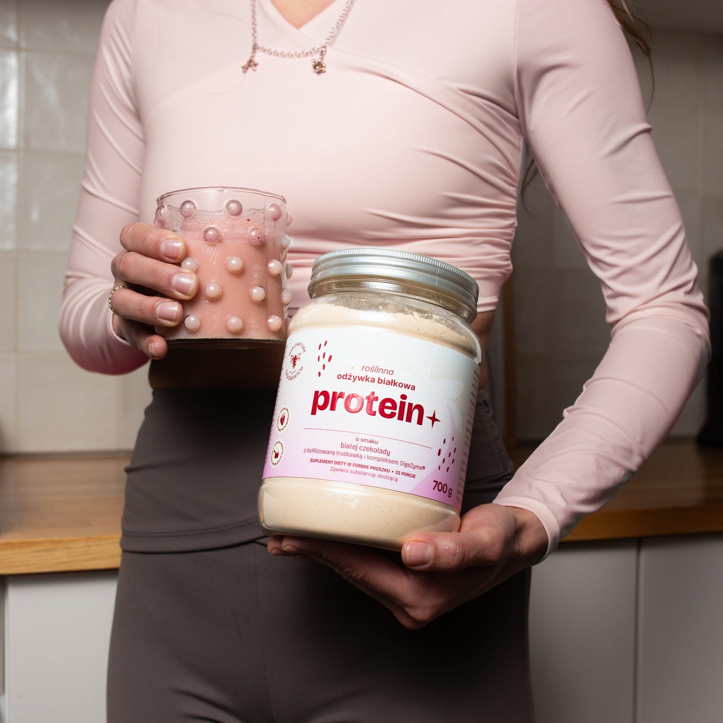 Odżywka białkowa Protein+ o smaku białej czekolady z liofilizowaną truskawką Pasieka Sadowskich
